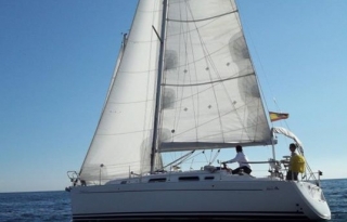 Navega en un barco a vela